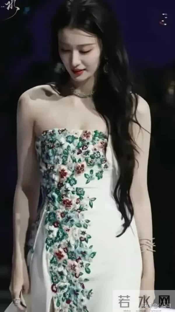 她身上的每一块脂肪都长得特别好看，太漂亮了，摇曳生姿如花似玉