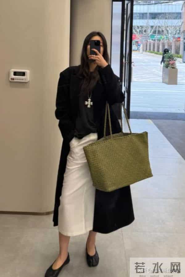 丑到极致就是潮!3000一双的“牛马打工鞋”,成了中产体面穿搭