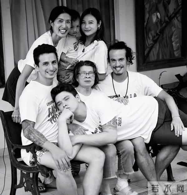 20岁嫁入纪梵希家族，49岁丧夫，52岁当模特，如今已是一线超模