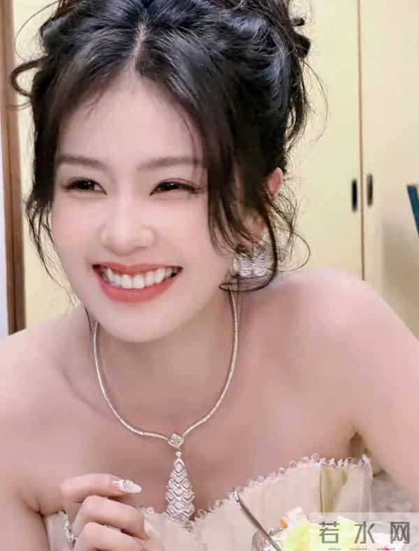 白鹿怼脸照，好清透的妆容！