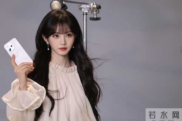 田曦薇多面魅力暴击！青绿旗袍清冷贵气，奶白纱裙甜软灵动！