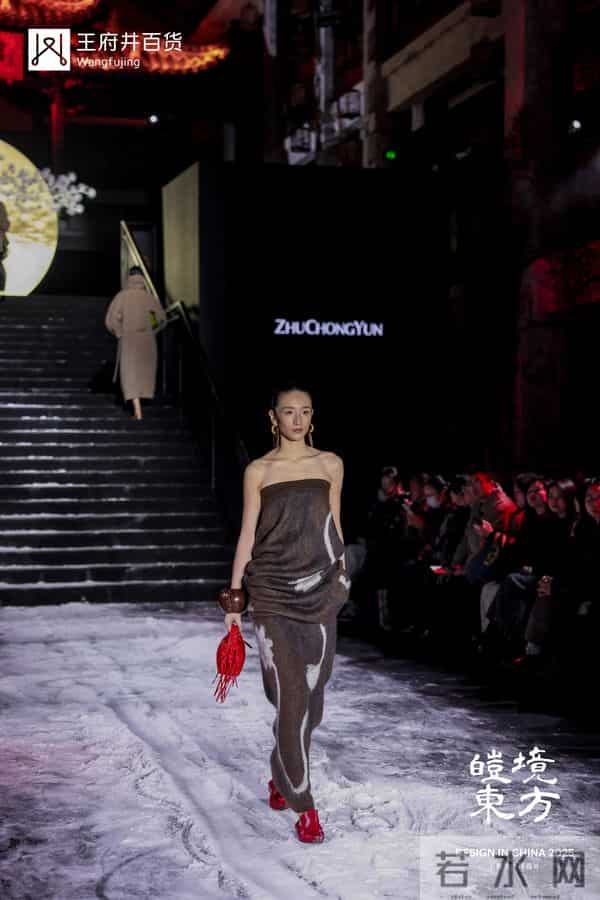 一场东风美学华丽上演!王府井成都再启设计大秀