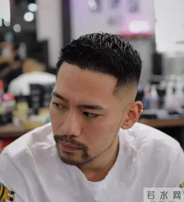 为什么许多中年男人，精心打扮，还是一股“老人味”？原因在这