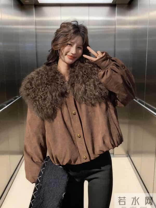 大毛领+金属扣细节,低调里透着贵气~