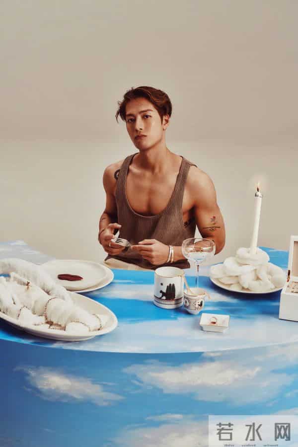 王嘉尔的胸肌让人血脉贲张 手臂肌肉更是力量感满满 荷尔蒙爆棚