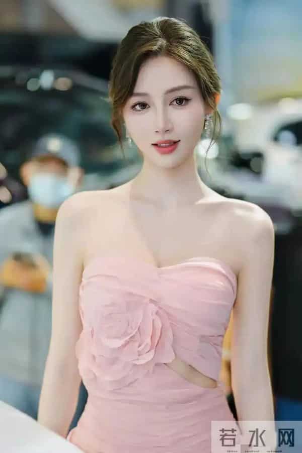 车模敏敏 太漂亮了 粉色佳人 抹胸连衣裙 温柔妆容