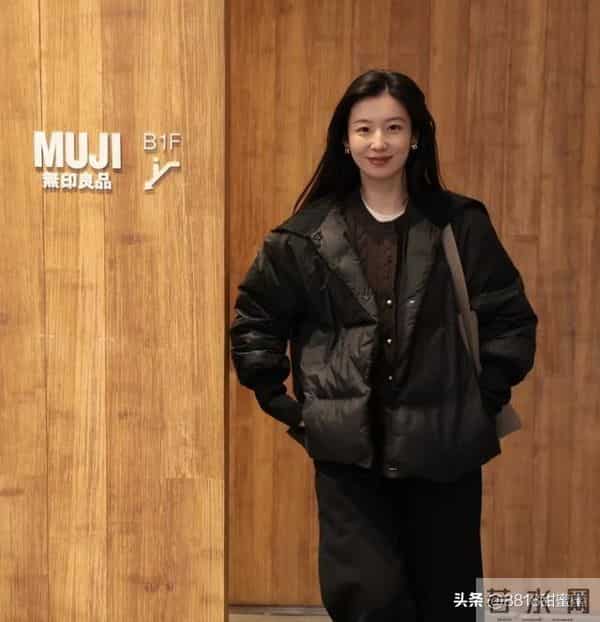 黑色羽绒服别再穿成沥青板,学学这三招,高级又显瘦