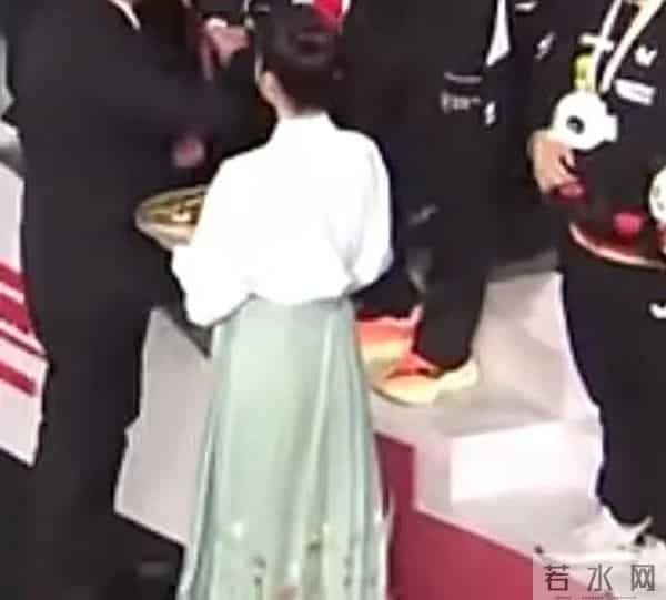 礼仪小姐变大妈，礼仪服变＂显老装＂