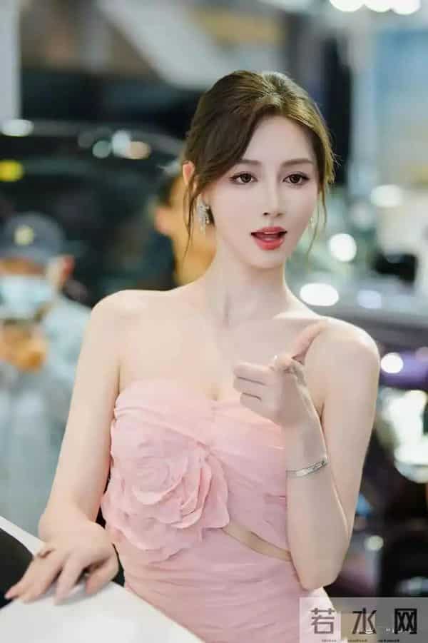 车模敏敏 太漂亮了 粉色佳人 抹胸连衣裙 温柔妆容