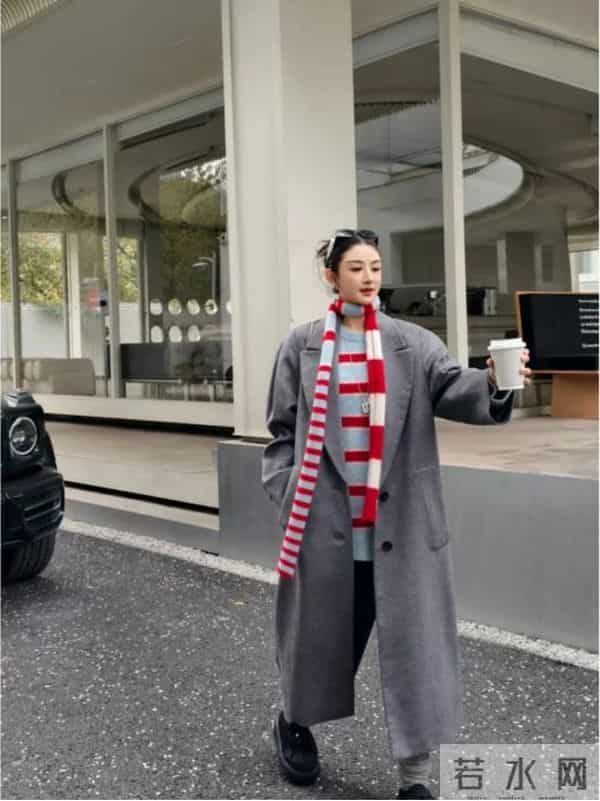 看了薇娅大衣新穿法，我悟了：搭配阔腿裤、裙子，高级感拉满