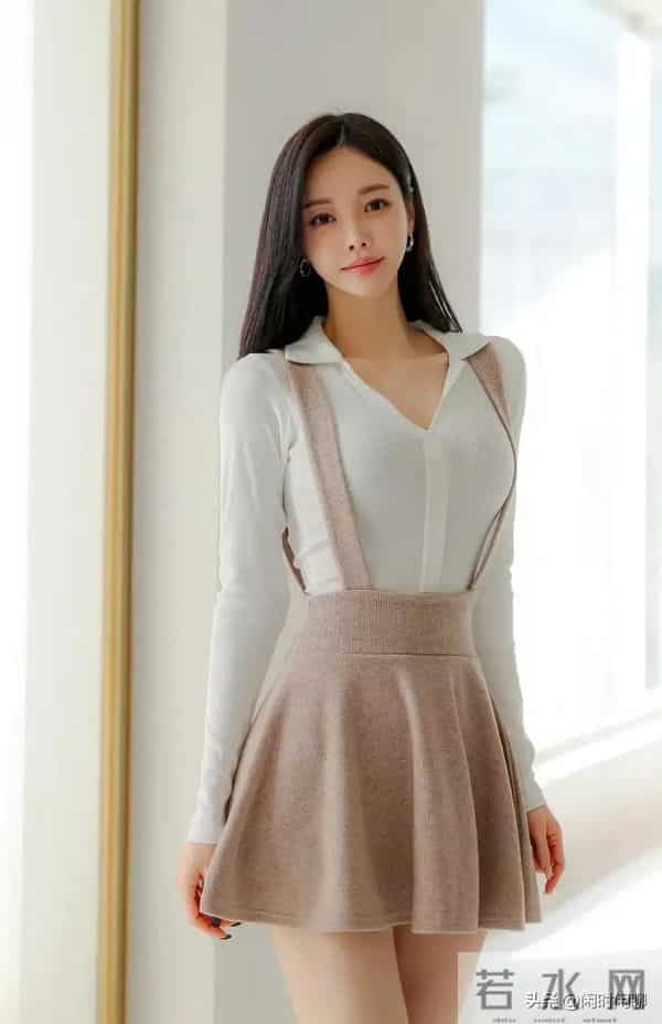 白色V领长袖上衣搭配浅棕色高腰背带A字裙。