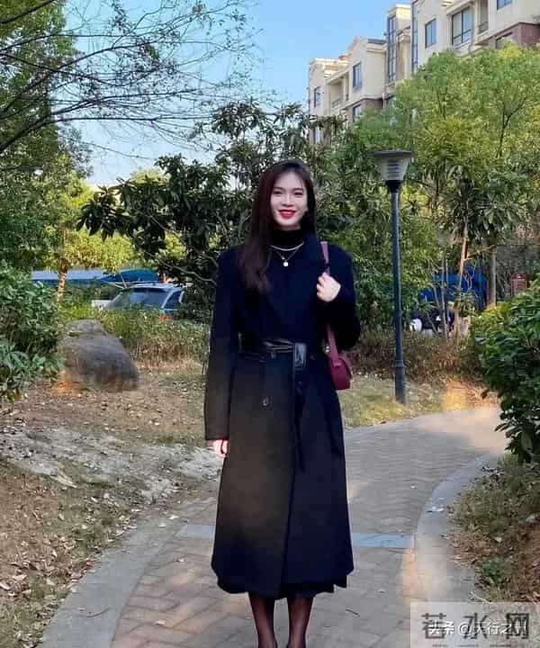 “大衣”买精不买多，长款必备，配牛仔裤、半身裙，高级又时髦