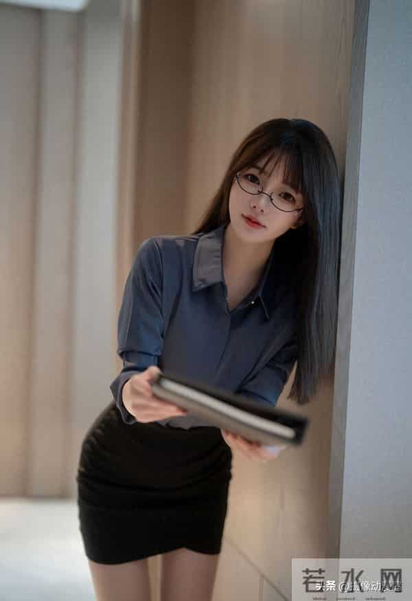 职场氛围感穿搭，实战指南：灰蓝衬衫+黑裙，通杀5大场景的高级感