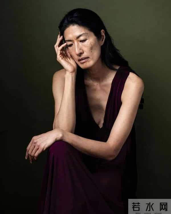 20岁嫁入纪梵希家族，49岁丧夫，52岁当模特，如今已是一线超模