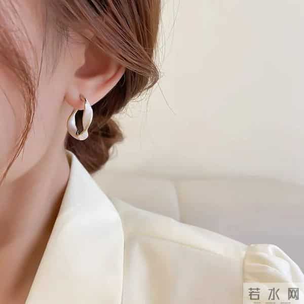 潘通色出炉！普通人怎么把流行色穿出彩？