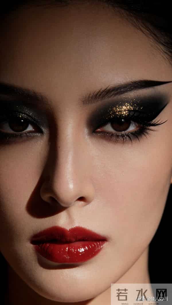 红唇眼妆杀疯了！冷艳骨相美到心尖