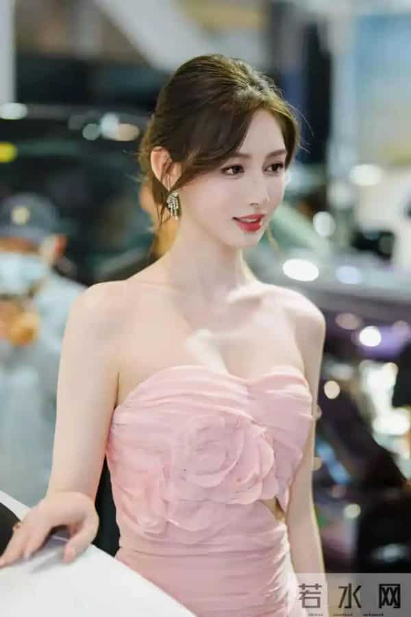车模敏敏 太漂亮了 粉色佳人 抹胸连衣裙 温柔妆容