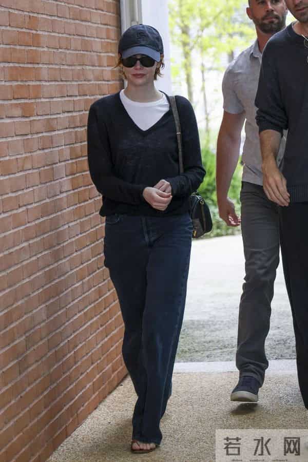 冬天内搭千万别乱选!黑色毛衣好看又好穿,错过真的很可惜