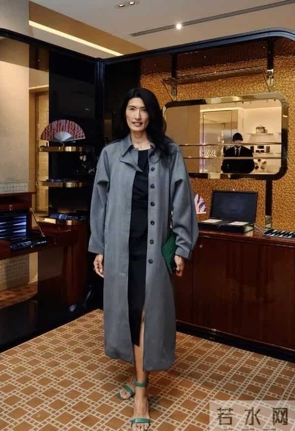 20岁嫁入纪梵希家族，49岁丧夫，52岁当模特，如今已是一线超模