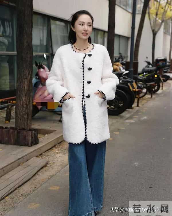 董璇穿出了70后想要的气质感！中长款毛绒外套+牛仔裤 简约又时髦