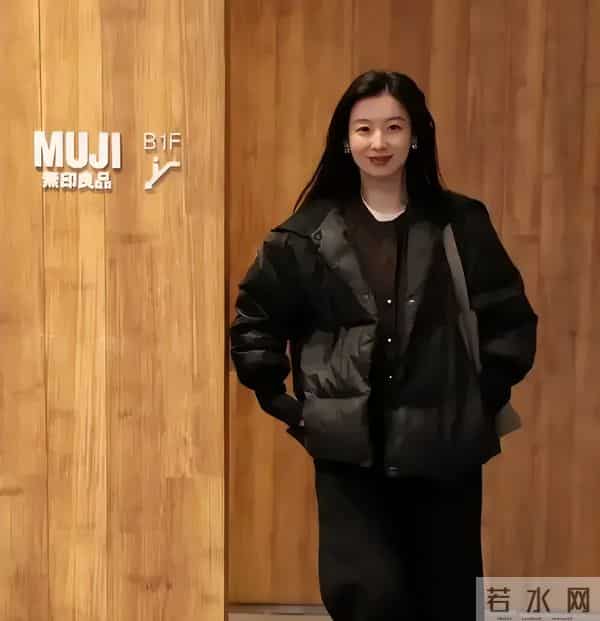 “黑色羽绒服”今年冬天火爆了，这样穿高级又显瘦