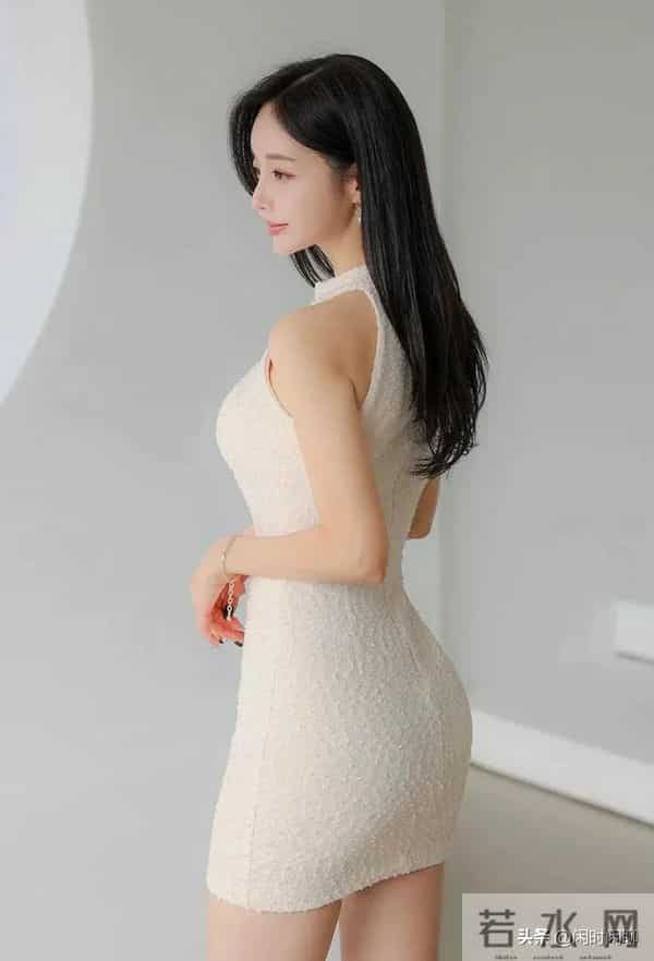 米白无袖高领针织裙，同色尖头钻饰高跟鞋。