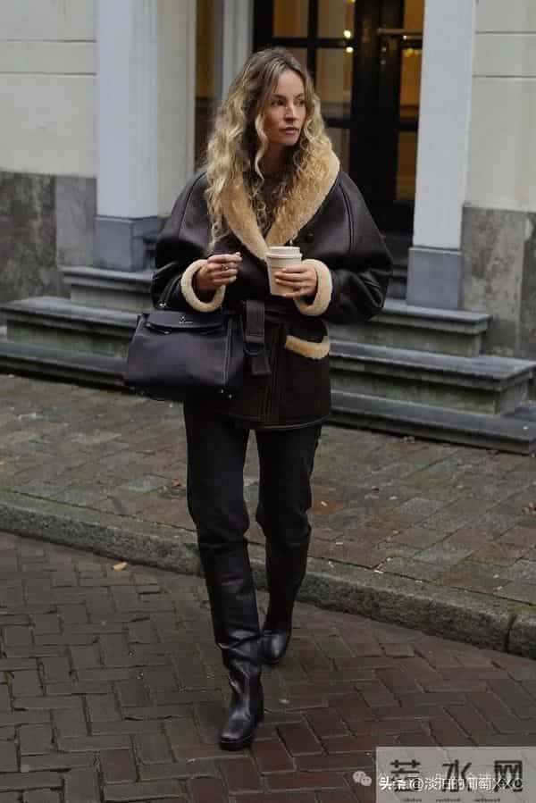 今年流行的“羊羔毛外套”太火了,这样穿时髦高级炸了!