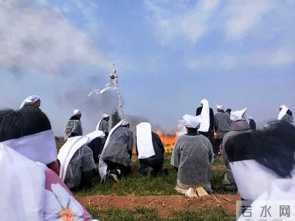 巴黎世家又陷"阴间审美"争议？日本设计师白麻装被指"披麻戴孝"