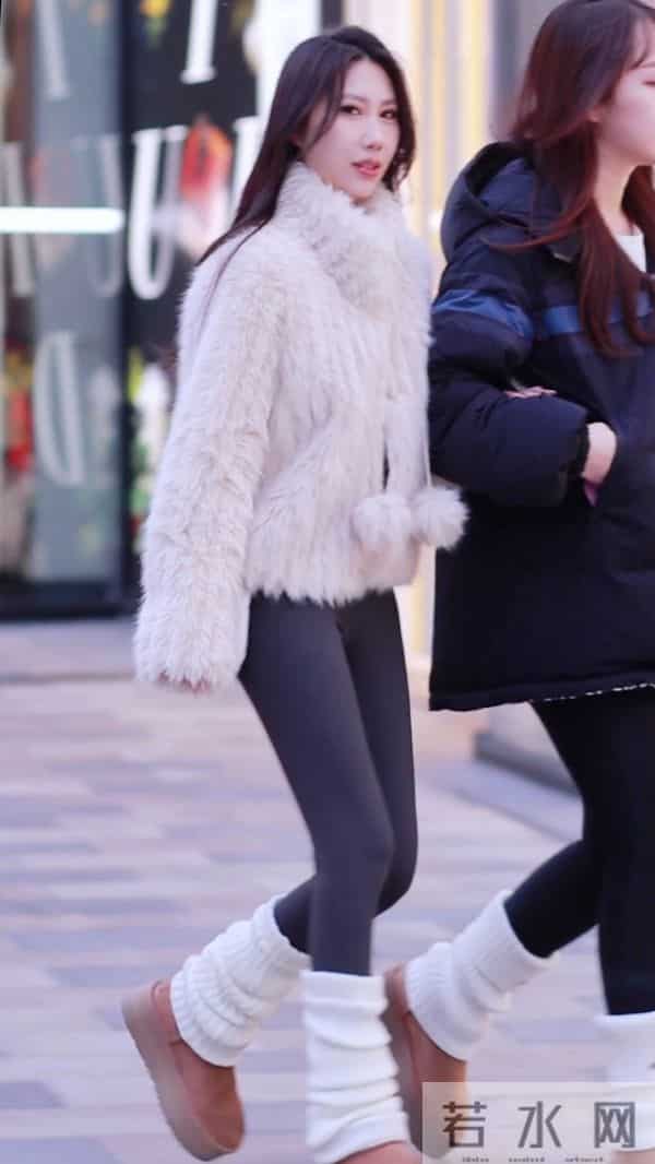 羽绒服瑜伽裤配袜套就是炮姐穿搭吗?