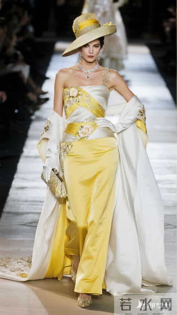 巴黎高定秀场 模特穿着精良制作的服装 自信地走在华丽宽阔的T台上