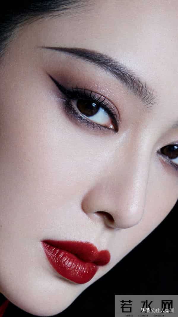 红唇眼妆杀疯了！冷艳骨相美到心尖