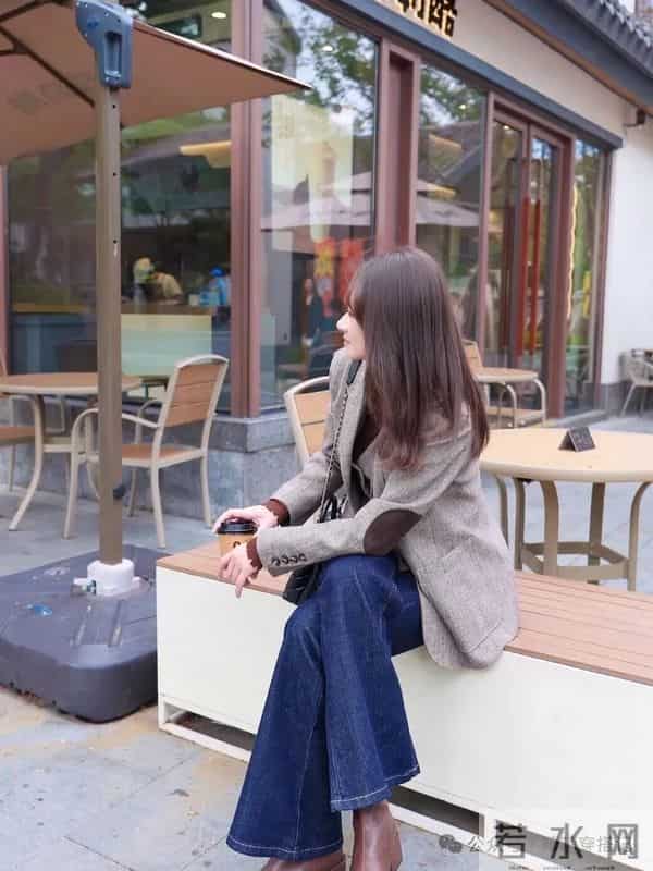 秋日职场穿搭模板！人字纹西装叠马甲，被同事追着问链接～