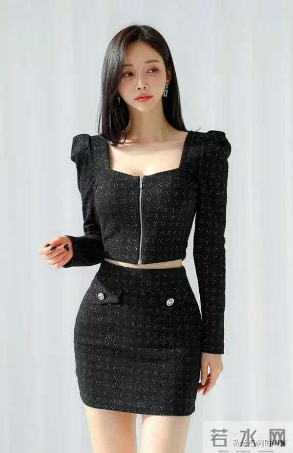 黑色细闪套裙,方领泡泡袖设计,优雅干练不失俏皮。