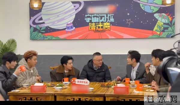 王鹤棣空降成都!穿蝴蝶袖戴领巾“姨味儿”十足,造型跟不上颜值