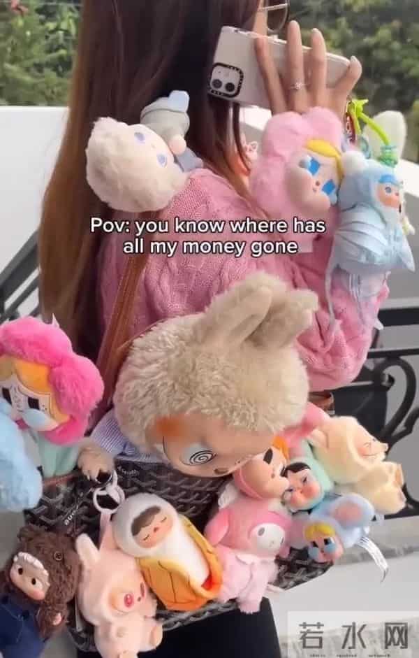 “50块帆布包配3000块包挂”，时髦年轻人背半个身家出门