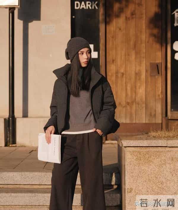 黑色羽绒服别再穿成沥青板,学学这三招,高级又显瘦