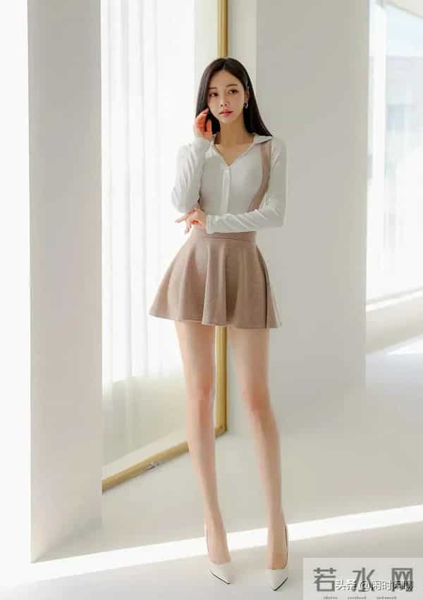 白色V领长袖上衣搭配浅棕色高腰背带A字裙。