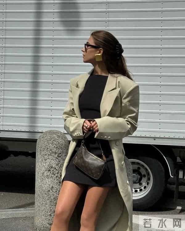 要想显贵穿“筒裙”气质优雅大方，叠穿大衣风衣又飒又高级！