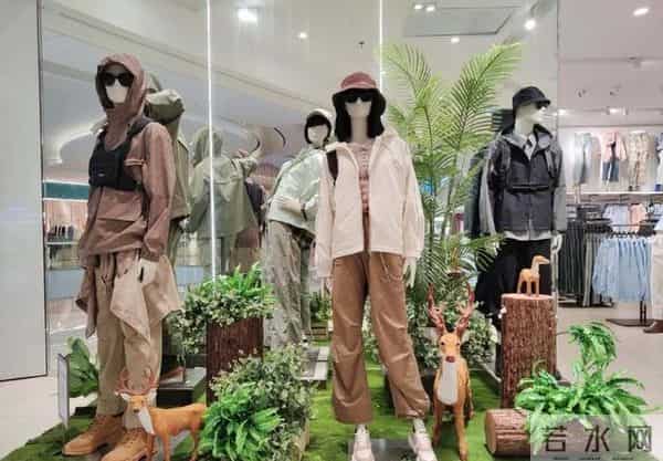 为什么现在这么多人买冲锋衣，而不是羽绒服？看了这3点你就懂了