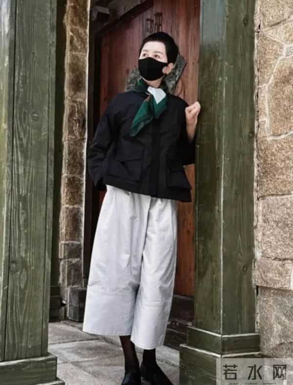 被这个50+阿姨惊艳到！穿搭不花不绿，简单却时髦，值得借鉴！