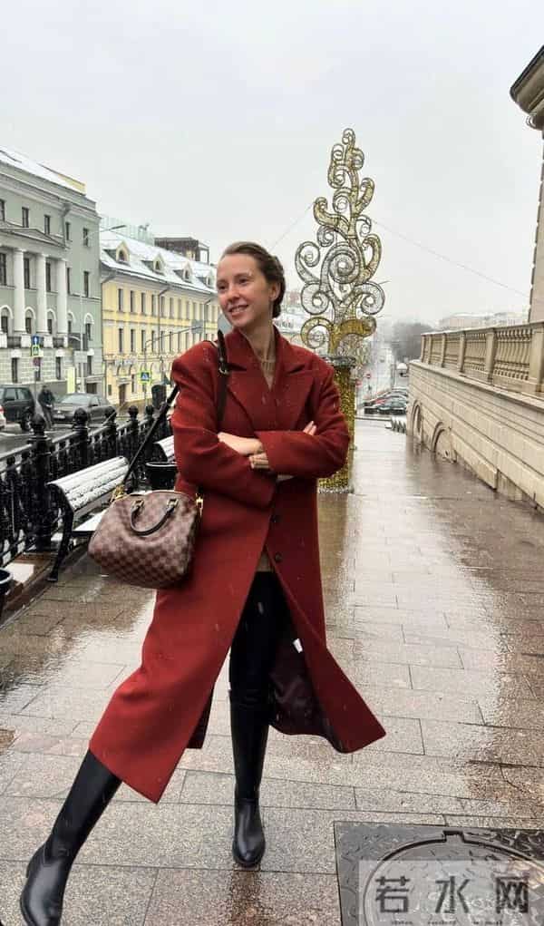 今年冬天流行一种穿搭,叫“靴中裤”,时髦保暖又减龄