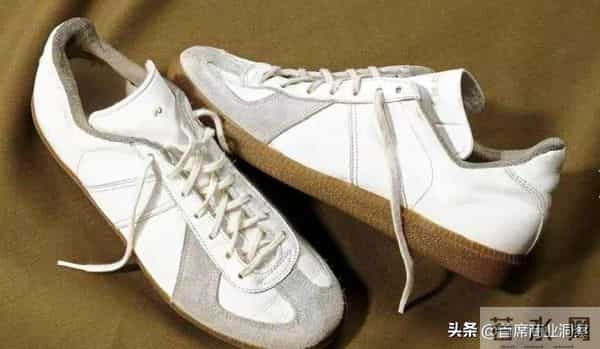 丑到极致就是潮!3000一双的“牛马打工鞋”,成了中产体面穿搭