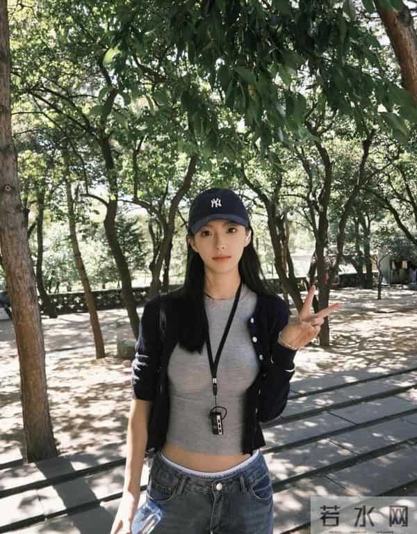 最喜欢这种“高冷”风穿搭,藏蓝色开衫+牛仔裤,给人以想象空间