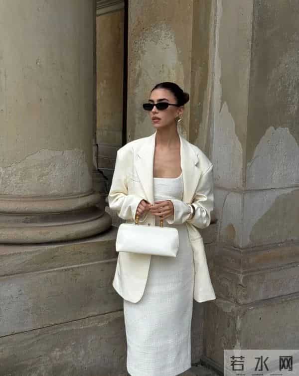 要想显贵穿“筒裙”气质优雅大方，叠穿大衣风衣又飒又高级！