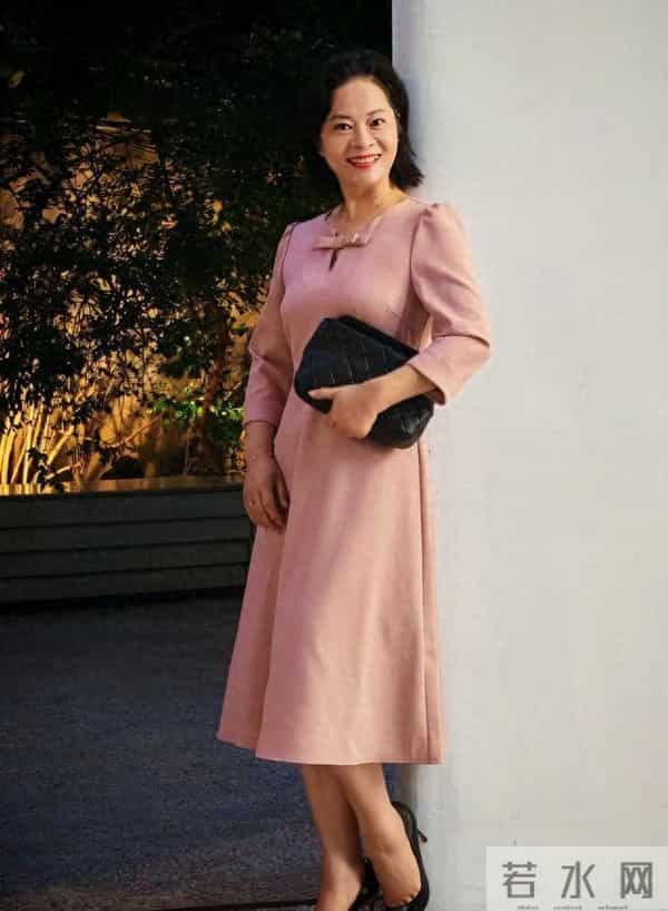 60岁的上海“敏姐”真是时尚达人，身穿粉色裙子，网友称赞像40岁