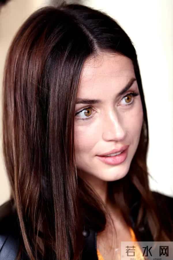 Ana De Armas 穿着整套Louis Vuitton亮相F1阿布扎比大奖赛