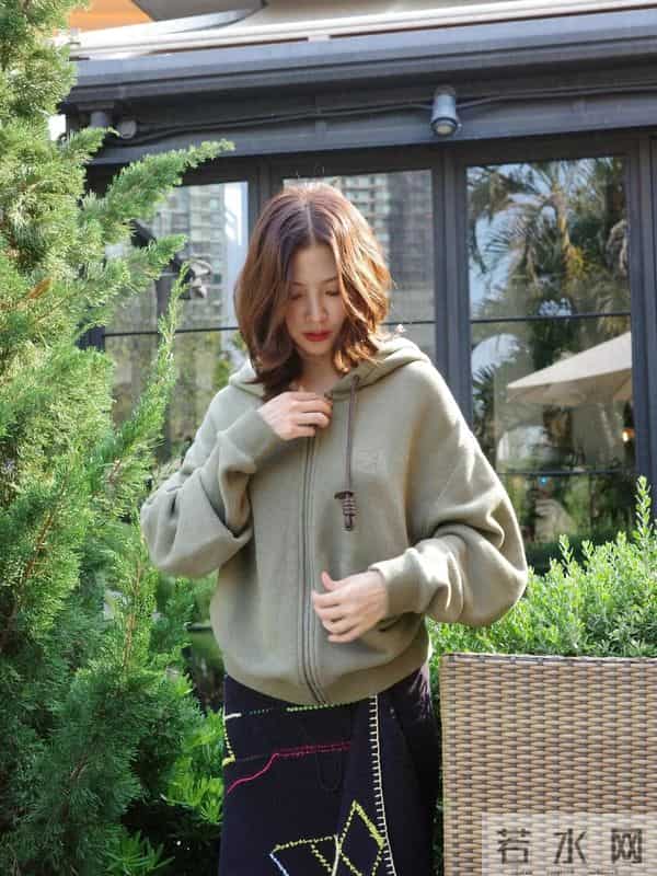 松弛感穿搭|卫衣+彩色缝线裙,慵懒又时髦