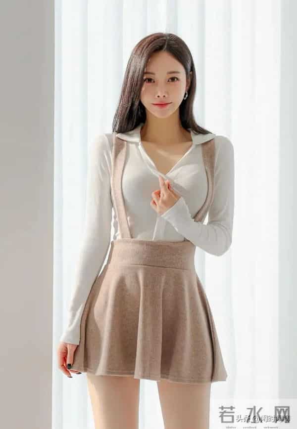 白色V领长袖上衣搭配浅棕色高腰背带A字裙。