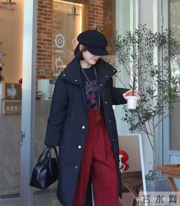 黑色羽绒服别再穿成沥青板,学学这三招,高级又显瘦