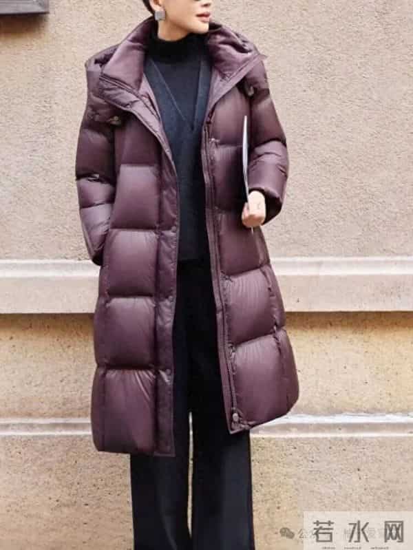 冬日高级感保命穿搭“紫色长款羽绒服+黑阔腿裤”,显贵还显瘦!